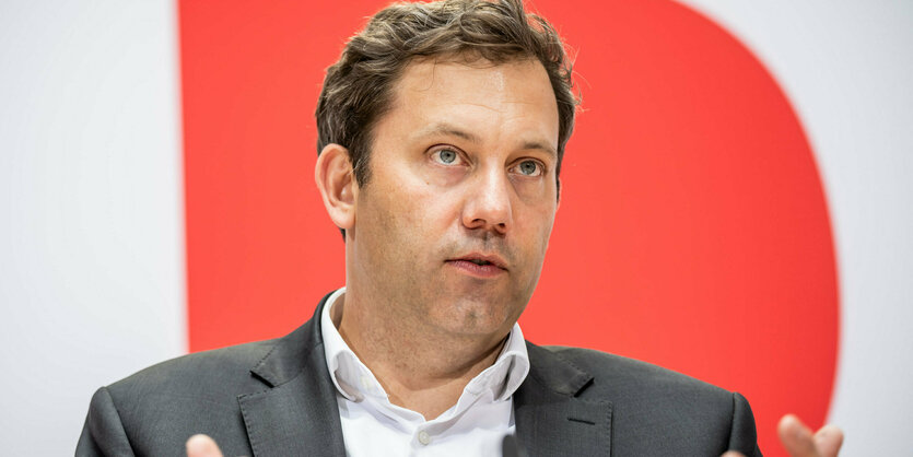 SPD-Parteichef Lars Klingbeil öffnet die Hände bei einer Rede und schaut skeptisch