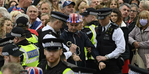 Demonstrant wird bei der Protest gegen die Krönung von Charles III festgenommen