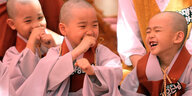 Koreanische Kinder mit rasiertem Kopf im Jogye-Tempel, Seoul: Wie alt waren sie offiziell bisher, wie alt sind sie jetzt?