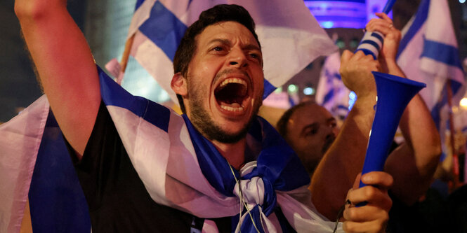 Ein wütender Demonstrant in Tel Aviv