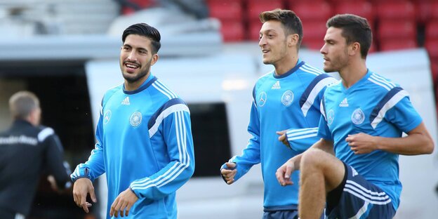 Emre Can, Mesut Özil und Jonas Hector beim Training