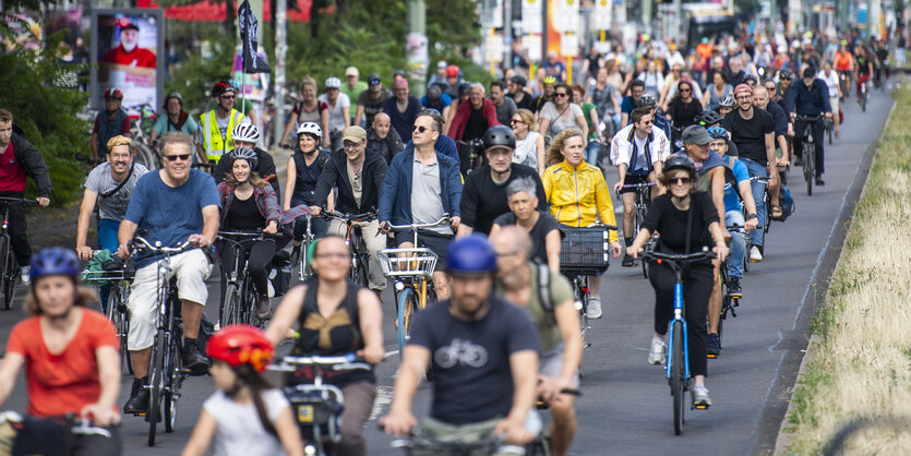 Teilnehmer einer Demonstration gegen Einschränkungen beim Radwegeausbau in Berlin fahren einer Abschlusskundgebung vor dem Roten Rathaus.