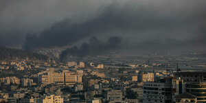 Rauch steigt über der Stadt Dchsenin im Westjordanland auf