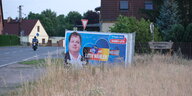 Wahlplakat von Hannes Loth aus der rechtsextremen AFD am Ortseingang von Raughn-Jeßnitz.