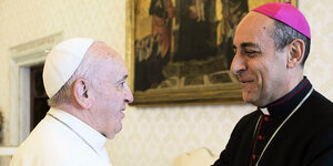 Papst Franziskus und Victor Manuel Fernandez umarmen sich im Vatikan