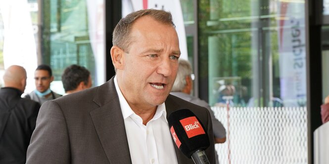 Thomas Matter, ein Mann mit kurzen Haaren und geheimratsecken spricht in ein Mikrofon von 