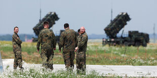 Deutsche Soldaten, im Hintergrund Patriot Abwehrraketen