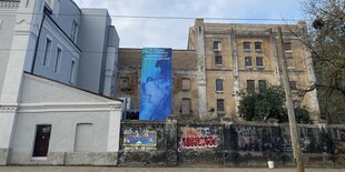 Aussenaufnahme des Clubs, ein alter Backsteinbau, die Mauer vor dem Haus ist teilweise bunt bemalt