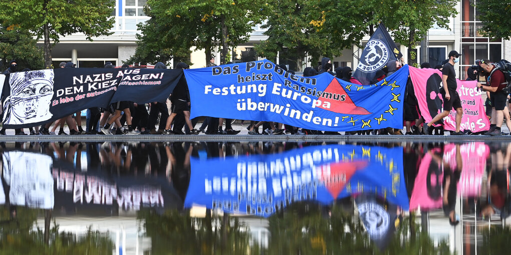 Teilnehmer der Demonstration "Storm the fortress - break all borders!" gehen durch die Stadt.