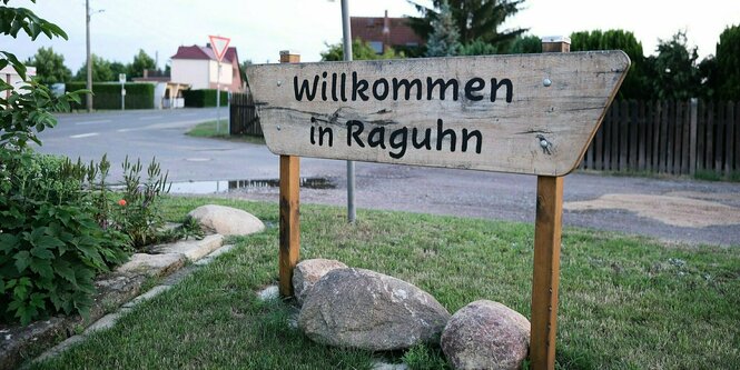 Am Ortsteingang steht ein Schild mit der Aufschrift "Willkommen in Raguhn"