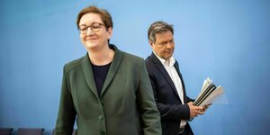 Klara Geywitz und Robert Habeck vor der blauen Wand in der Bundespressekonferenz