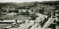 Eine alte Aufnahme von Triest mit Blick auf den Hafen von einer Anhöhe aus