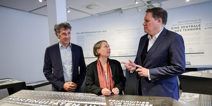 Von rechte nach links: Kultursenator Carsten Brosda, Alyn Beßmann und Oliver von Wrochem (beide Gedenkstätten-Stiftung) in der Ausstellung im Stadthaus