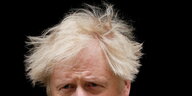 Die blonden Haare von Boris Johnson stehen in alle Richtungen
