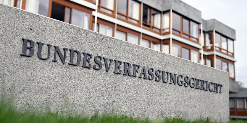 Aussenaufnahme des Bundesverfassungsgerichts mit dem Schriftzug „Bundesverfassungsgericht“