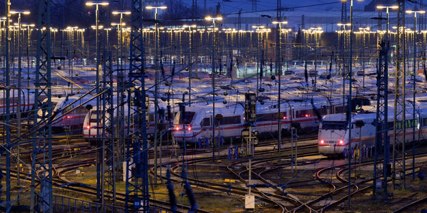 Viele ICE Züge sind bei Nacht auf Abstellgliesen geparkt