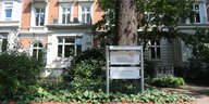 Ein Altbau steht in der Sonne. Davor steht ein Schild mit der Beschriftung: Leibniz-Institut für Medienforschung Hans-Bredow-Institut