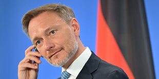 Christian Lindner mit einem Kopfhörer