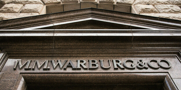 Eingangsprtal der Warburg-Bank in Hamburg