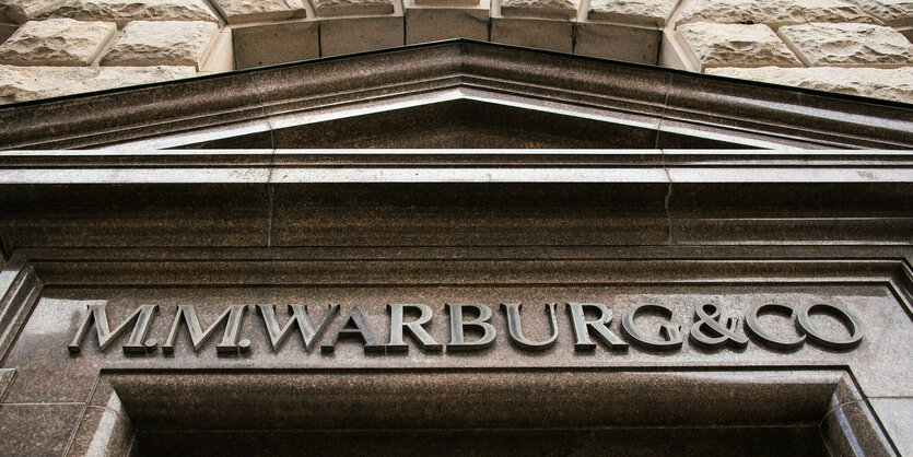 Eingangsprtal der Warburg-Bank in Hamburg