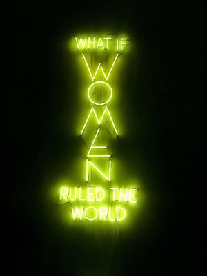 „What if Women ruled the world“ in gelber Leuchtschrift