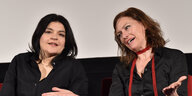 Die Schauspielerinnen Jasmin Tabatabai und Nina Kronjäger sitzen auf dem Podium im Kino Kosmos.