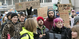 Kliamdemo - junge Menschen mit Mützen oder pink Haaren tragen Schilderv "Hot aber not sexy"