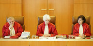 Die RichterInnen des zweiten Senats sitzen in ihren roten Roben im Verhandlungssaal.