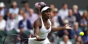 Tennisprofi Venus Williams holt auf dem Feld zum Schlag aus