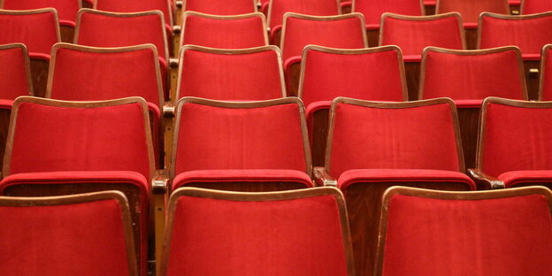leere rote Samstsessel in einem Theater