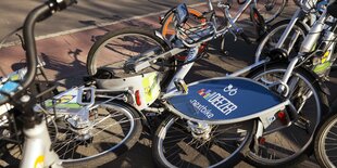 Mehrere Fahrräder liegen am Boden, auch eines von Nextbike