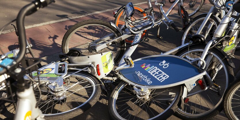 Mehrere Fahrräder liegen am Boden, auch eines von Nextbike