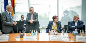 Gerhard Schindler, Thomas de Maizière, Heidemarie Wieczorek-Zeul und Joschka Fischer nehmen an der Sitzung teil