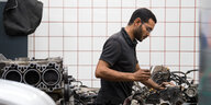Der 34-jährigen Shenouda Ghaly, Mechatronik-Auszubildender im 2. Lehrjahr, bei Lundtauto Sportwagen-Service, arbeitet am Austausch-Motor eines Porsche.
