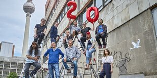 Gruppenbild des Teams mit einer Luftballon-20, im Hintergrund der Fernsehturm