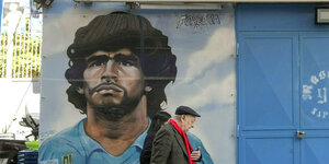 Straßenszene in Neapel: Alter Mann vor Diego Armando Maradona.