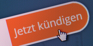 Ein KündigungsButton rot mit weißer Schrift auf dem "jetzt kündigen" steht auf einer Internetseite