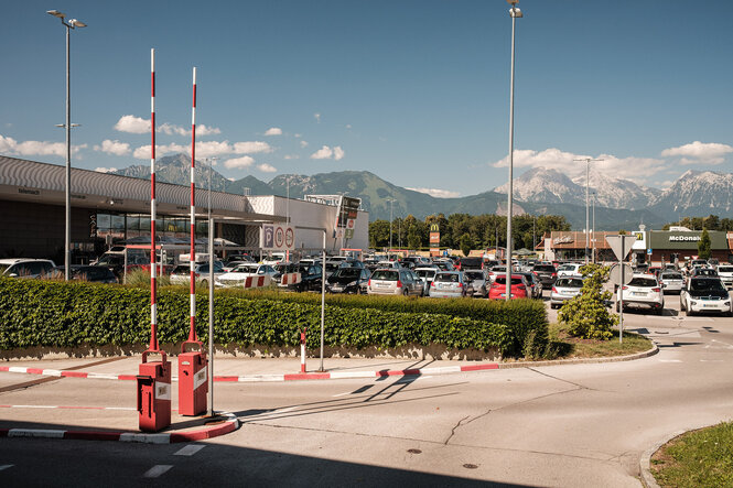 Der Parkplatz eines Shopping-Centers