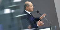 Olaf Scholz am Rednerpult im Bundestag