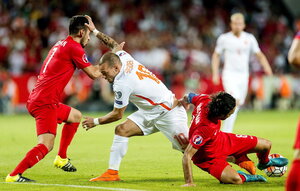 Wesley Sneijder zwischen zwei türkischen Spielern