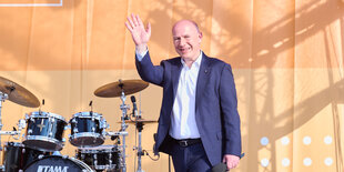 Das Bild zeigt Kai Wegner bei der Eröffnung des Hoffests am Roten Rathaus und in seinen Innenhöfen.