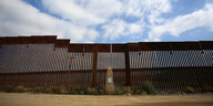 Grenzzaun auf mexikanischer Seite vor blauem Himmel
