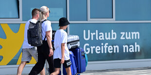 Eine Familie an einem Flughafen