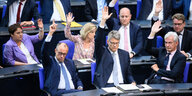 Friedrich Merz und andere Unionsmitglieder stimmen im Bundestag ab