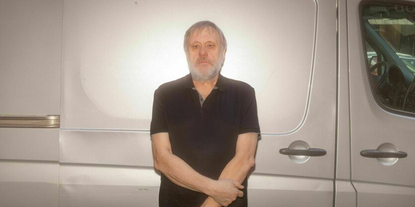 Slavoj Zizek steht vor einem Auto