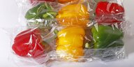 Gelbe, rote und grüne Paprika in einer Plastikverpackung