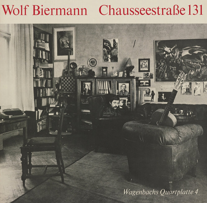 Das Cover einer Schallplatte von Wolf Biermann; es zeigt ein Wohnzimmer mit Büchern, Bildern und Gitarre