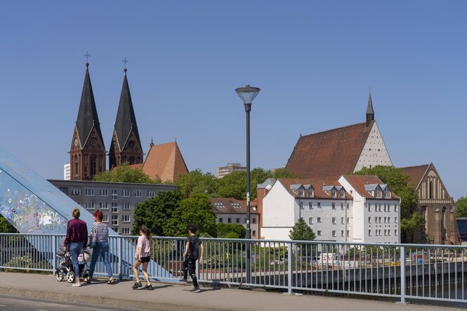 Personen auf der Stadtbrücke in Frankfurt Oder. Die Brücke über der Oder verbindet Frankfurt Oder mit dem polnischen Slubice. Links im Bild die Friedenskirche in Frankfurt Oder.