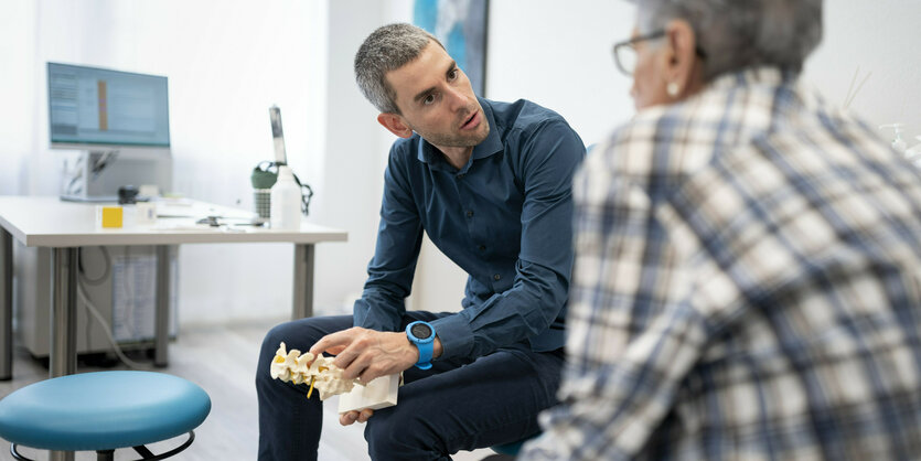 Ein Arzt im Gespräch mit einer Patientin