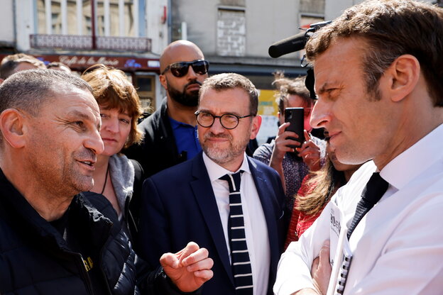 Mohamed Mechmache im Gespräch mit Emmanuel Macron auf offener Straße